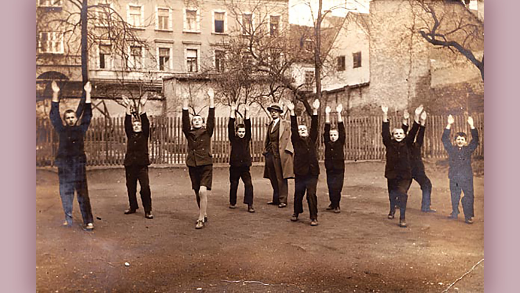 Dječaci na satu gimnastike u Zemaljskom zavodu za odgoj slijepe djece