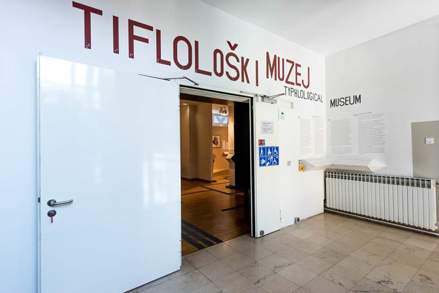 Prikazan je ulaz u Tiflološki muzej.