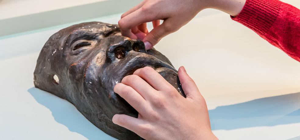 Na fotografiji je replika skulpture Remzije Djumišića, Maska. 